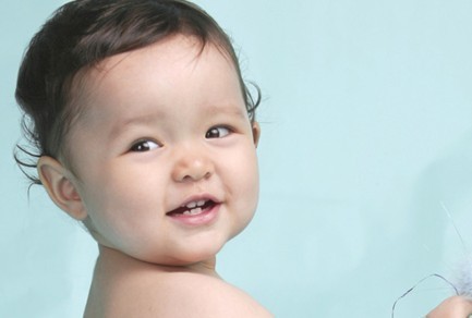 　相信大家都知道，孩子愈小，睡眠愈多。新生兒每天睡16~20小時。一個2歲孩子總共生活24個月，其中有13個月是在睡眠中度過的，所以對寶寶而言，睡眠是很重要的，因為寶寶睡眠充足的話，就能促進大腦功能的發(fā)育和發(fā)展，但是孩子晚上睡覺不好，