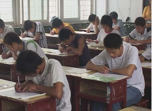 筆者認(rèn)為，現(xiàn)在高考成本加大，高考帶來(lái)的延伸產(chǎn)業(yè)也蓬勃發(fā)展，勢(shì)必將“高考經(jīng)濟(jì)”推向惡性發(fā)展。全國(guó)出版高考用書的出版社不下百家，圍繞分省命題的參考用書、講座也不計(jì)其數(shù)，無(wú)疑增加了考生經(jīng)濟(jì)和精力的雙重負(fù)擔(dān)和浪費(fèi)。