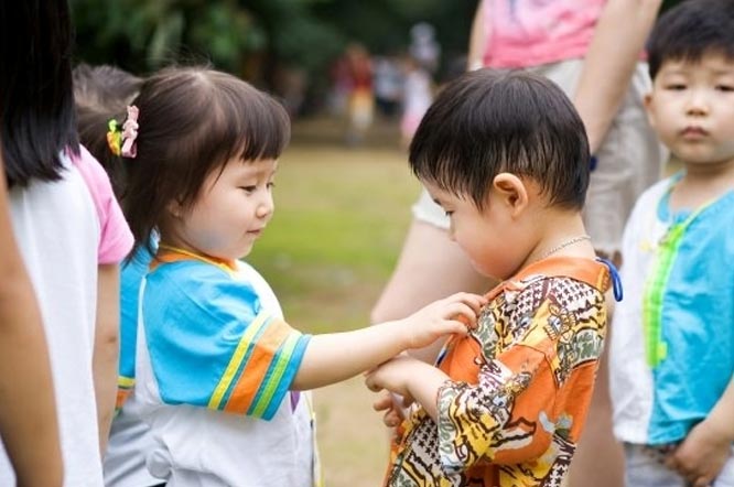 大家都希望孩子能進入知名的幼兒園學習，不得不說，名幼兒園的優勢在某種程度上確實是一般幼兒園無法企及的，名幼兒園的優勢確實更明顯，確實更讓家長放心。一般來說，知名幼兒園有什么特點呢? 