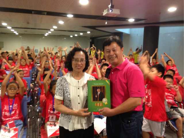 孩子們在助教隊的引領下游歷清華美麗風光，覓偉人足跡、學偉人精神、拓偉人胸懷！